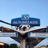 Photo taken at Altunizade Metrobüs Durağı by MEMO💛💙 on 6/17/2021