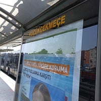 Photo taken at Küçükçekmece Metrobüs Durağı by MEMO💛💙 on 5/28/2022