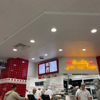 Photo taken at In-N-Out Burger by Tomoaki M. on 9/4/2022