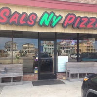 Foto scattata a Sal&amp;#39;s  New York Pizza da Sal&amp;#39;s  New York Pizza il 4/4/2015
