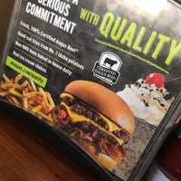 Foto tomada en MOOYAH Burgers, Fries &amp;amp; Shakes  por Stephen W. el 11/20/2018