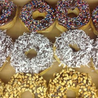 Foto tomada en Ken&amp;#39;s Donuts  por MorrGeorge el 6/14/2013