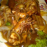 Photo taken at Aries 21 Seafood Kalimati, Pademangan by Lie S. on 12/5/2012