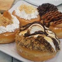 Foto tomada en WOW Donuts and Drips  por Brittany B. el 1/8/2019