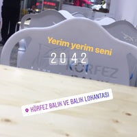 Photo taken at Körfez Balıkçılık | Balık Lokantası by 💪BOUNCEXXX💪 on 3/11/2019