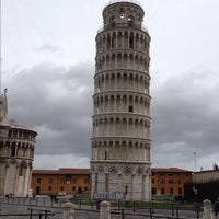 Foto diambil di Pisa, Holding Up the Leaning Tower oleh Jaeyoung C. pada 11/5/2012