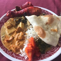 Foto diambil di Ashoka Indian Cuisine oleh Hernan P. pada 9/25/2019