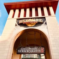 Photo taken at Halloween Horror Nights by Ross on 9/30/2018