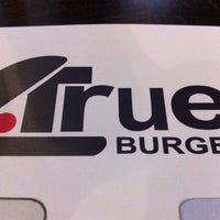 6/13/2013 tarihinde Tamara M.ziyaretçi tarafından True Burger'de çekilen fotoğraf