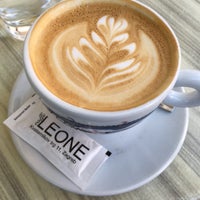 รูปภาพถ่ายที่ Caffe Leone โดย Saša เมื่อ 9/23/2017