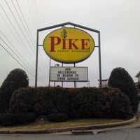 Foto tirada no(a) Pike Nurseries por Traci H. em 2/22/2013
