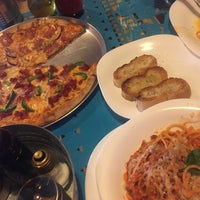 Foto scattata a BRICO Pizzería Restaurant da Greciia C. il 10/16/2016
