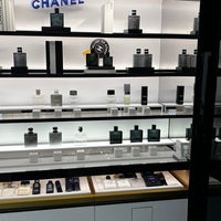 Photo taken at Chanel Boutique by KUGENUMAN on 7/14/2023