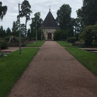 Photo taken at Kulosaaren hautausmaa by Tommi on 7/9/2021