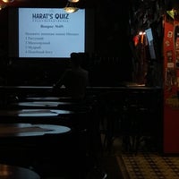 Foto diambil di Harat&amp;#39;s Pub oleh AR pada 10/5/2017
