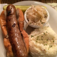 Снимок сделан в Schmidt&amp;#39;s Restaurant und Sausage Haus пользователем Amy B. 10/4/2015