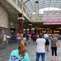 Das Foto wurde bei Cross Creek Mall von Tina-Marie 🌺 am 6/12/2020 aufgenommen