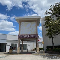 รูปภาพถ่ายที่ Cross Creek Mall โดย Tina-Marie 🌺 เมื่อ 5/17/2020
