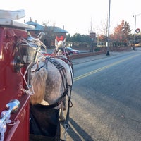 Foto diambil di Downtown Fayetteville oleh Tina-Marie 🌺 pada 12/16/2018
