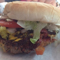Foto tirada no(a) Fatburger at 5-mile por Myk C. em 8/5/2014