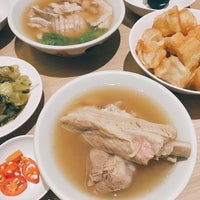Photo taken at SONG FA bak kut teh 肉骨苶 by Victor R. on 5/25/2017