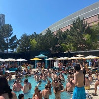 Foto tirada no(a) LIQUID Pool Lounge por Jovana G. em 6/11/2022