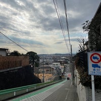 Photo taken at Okamoto Fujimi-zaka Hill by もうや on 2/8/2021