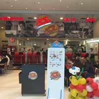 Photo taken at Johnny Rockets by Henrique S. on 5/10/2015