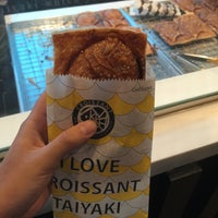 Photo taken at Croissant Taiyaki (ครัวซองต์ไทยากิ) クロワッサンたい焼 by Miw P. on 1/9/2016