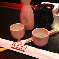 รูปภาพถ่ายที่ Red Sushi โดย Adam C. เมื่อ 2/19/2013