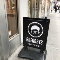 Foto tirada no(a) Gregorys Coffee por Tarik F. em 10/26/2017