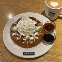 Photo taken at BEANSBINS COFFEE by ©ワケワカメ on 6/10/2023