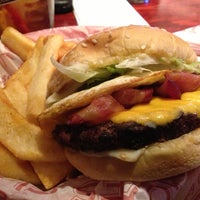 Photo taken at Red Robin Gourmet Burgers and Brews by Zantis on 4/20/2013