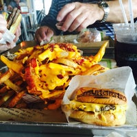 Foto diambil di BurgerFi oleh Madi🍴💕 pada 3/30/2015
