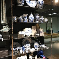 Photo taken at IAmsterdam Souvenir Store by Tim Changhyun N. on 10/22/2017