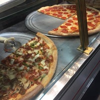 5/17/2017にCari W.がFamous Original Ray&#39;s Pizzaで撮った写真