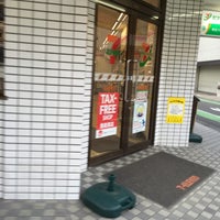 Photo taken at 7-Eleven by hiropapipapi on 10/2/2015