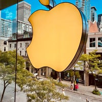 Photo taken at Apple Sainte-Catherine by Victor T. on 9/17/2021