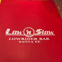 Das Foto wurde bei Low &amp;#39;n Slow Lowrider Bar at Hotel Chimayo von Joel S. am 8/27/2022 aufgenommen