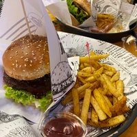 Photo taken at Ohannes Burger by Dokuz I. on 10/1/2022