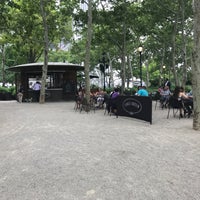 รูปภาพถ่ายที่ Table Green Kiosks โดย Myra W. เมื่อ 6/18/2018