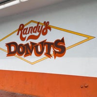 Photo taken at Randy&#39;s Donuts by Hide＊ K. on 9/9/2023