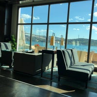 Foto scattata a Cruise Lounge Bar at Radisson Blu Bosphorus Hotel da Ahmet T. il 10/31/2017