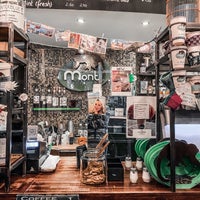Foto diambil di Mont Café oleh Maysam M. pada 11/5/2020