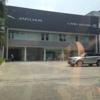 Photo taken at Jaguar &amp;amp; Land Rover Gallery (Gallery of JLR) by Firdy S. on 9/7/2013