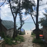 Photo taken at Bãi biển Hồng Vàn (Hong Van Beach) by Thieu B. on 8/6/2017