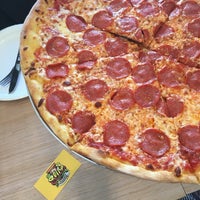 4/18/2016 tarihinde Kate L.ziyaretçi tarafından Slice Pizzeria'de çekilen fotoğraf
