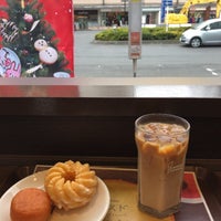 Photo taken at Mister Donut by オッサン V. on 11/14/2017