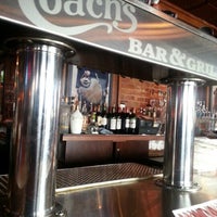 Foto tomada en Coach&amp;#39;s Bar &amp;amp; Grill  por Joe K. el 10/1/2012