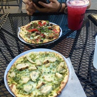 5/20/2016 tarihinde Elise E.ziyaretçi tarafından Mod Pizza'de çekilen fotoğraf